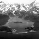 Vista aérea de la bahía (los daños causados por el tsunami de 1958 se ven en las áreas descoloridas despojadas de árboles). Wikimedia Commons